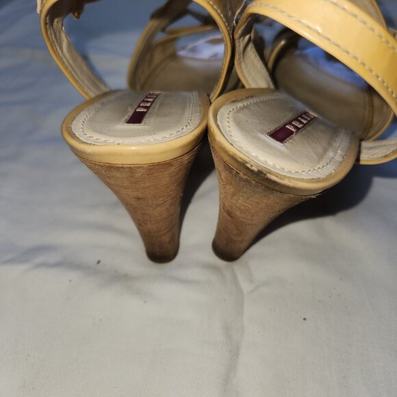 Authentic Prada Bow Tie Heels Strappy Size 39 Beige Made in Italy 4 inch heel - Picture 3 of 7